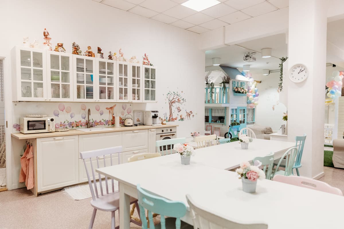 Sweetheart Stuudio mängutoa köök ja söögilaud Tallinnas