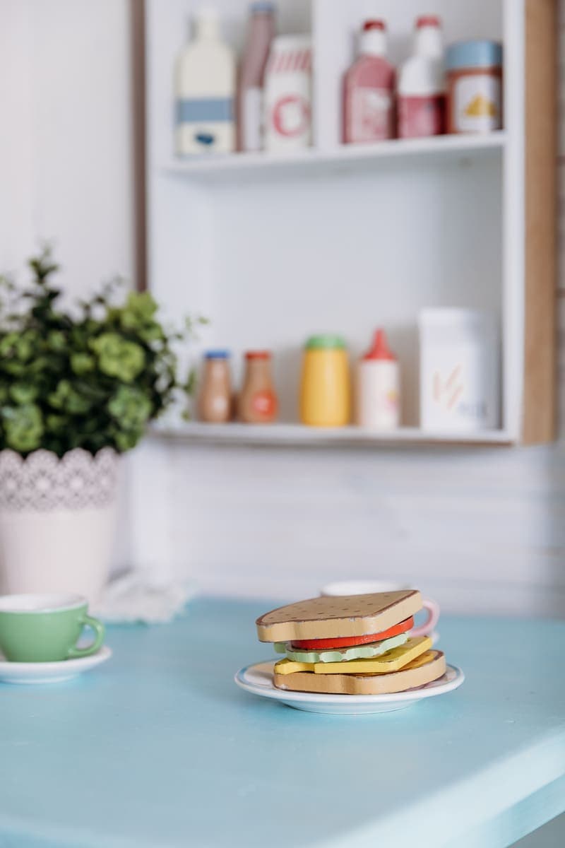 Mänguvõileib laste köögimängu alal