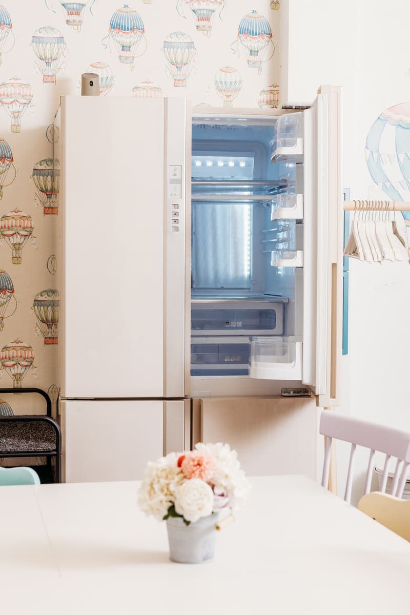 Külmik täisvarustuses mängutoa köögis Tallinnas