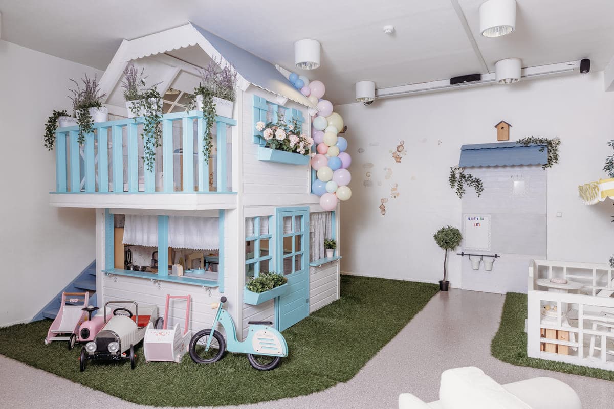 Mängumaja ja sõiduautod laste mängutoas Tallinnas