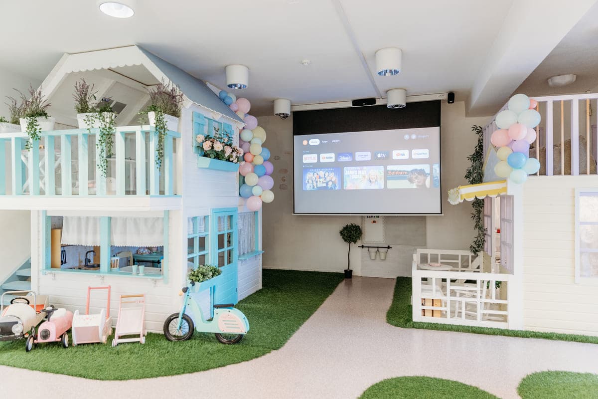 Projektoriekraan suurel seinal kott-toolidega