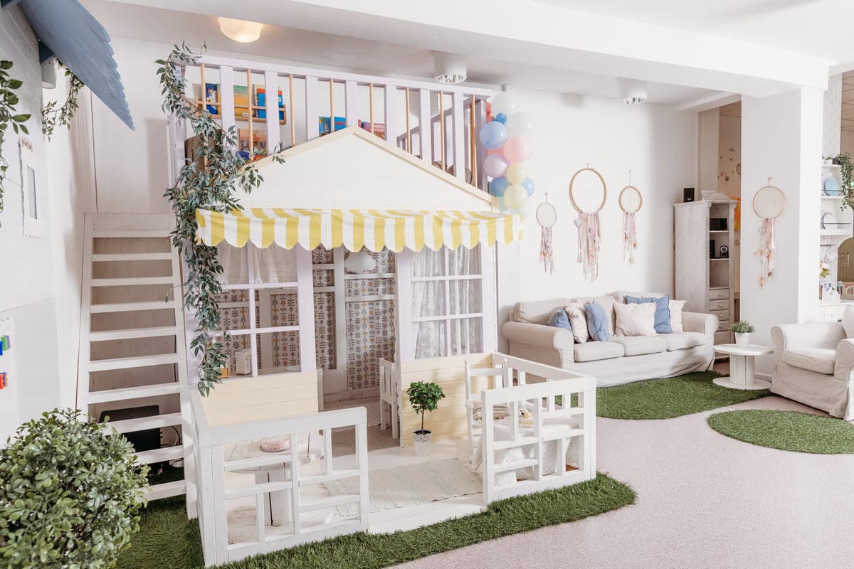 Kollane mängumaja mängutoas sünnipäevapeoks