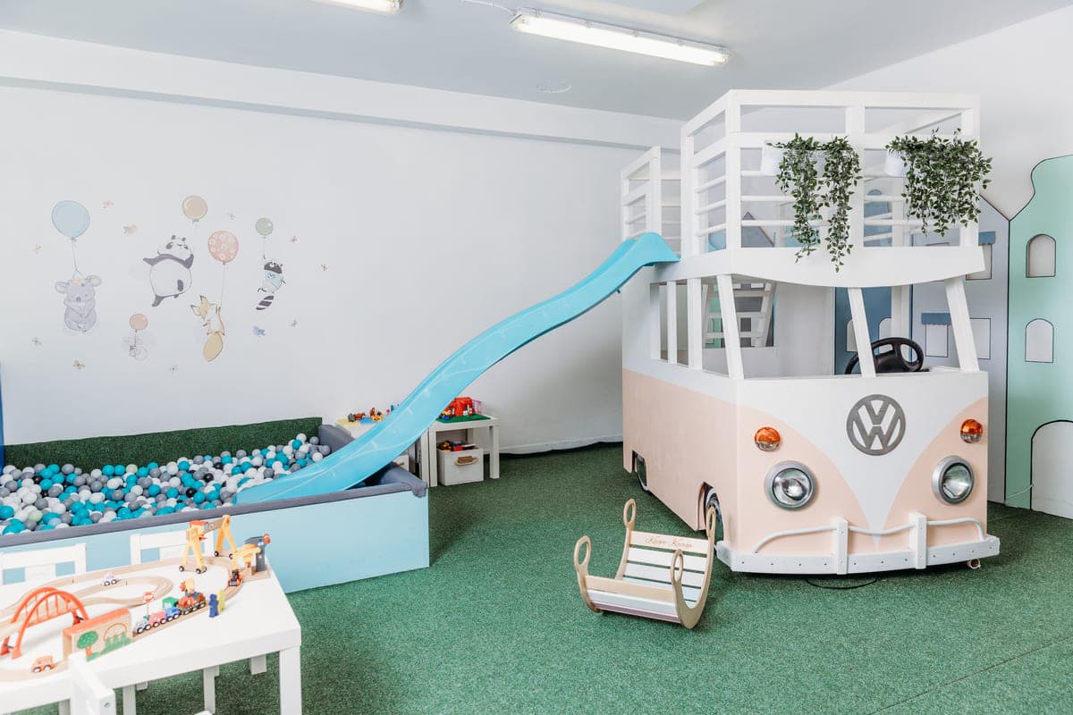 Linna ala retrobussi ja pallimerega